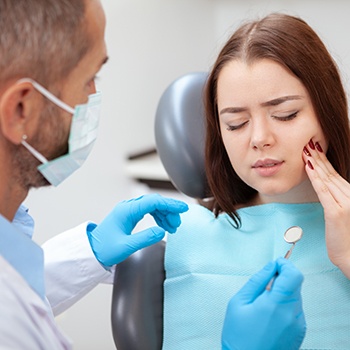 A woman seeing her dentist for a dental emergency